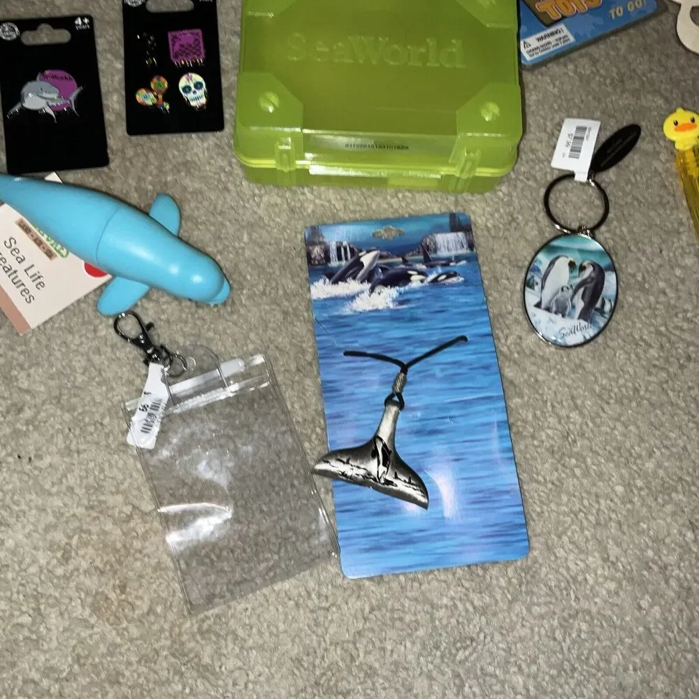 SEAWORLD REUSABLE BAG, GIRLS BUNDLE NECKLACE,SHIRT PINS,KEYCHAIN, PATCH,BOOK, ET